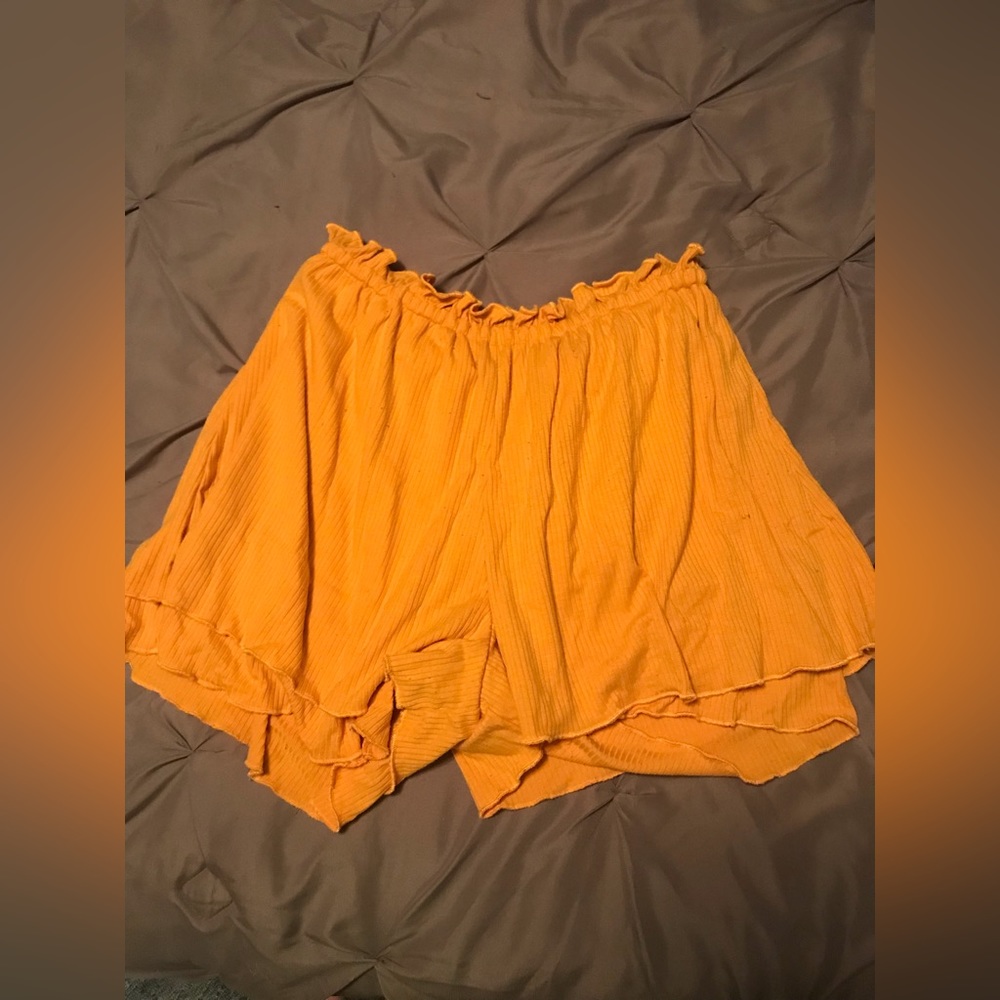 Gold Flow-y Shorts, Art Class XL